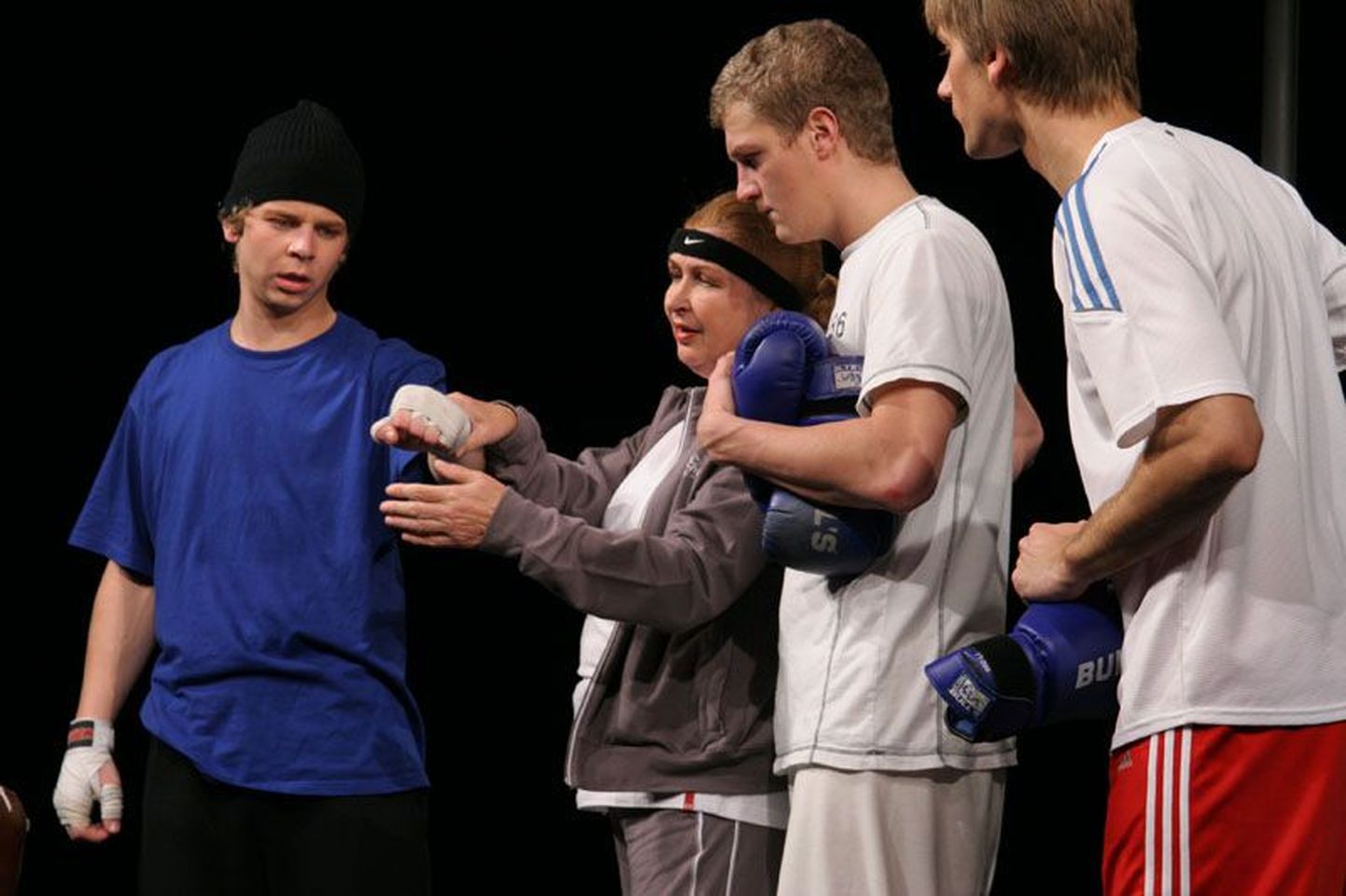 Ugalas lavastatud noorsoolugu «Poks» valiti esindama Eestit mai algul Saksamaal Heidelbergis algavale nüüdisaegse dramaturgia festivalile.