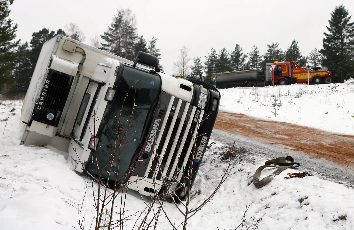 Libedal teel sõitsid Saarepeedil välja kaks suurt veoautot.