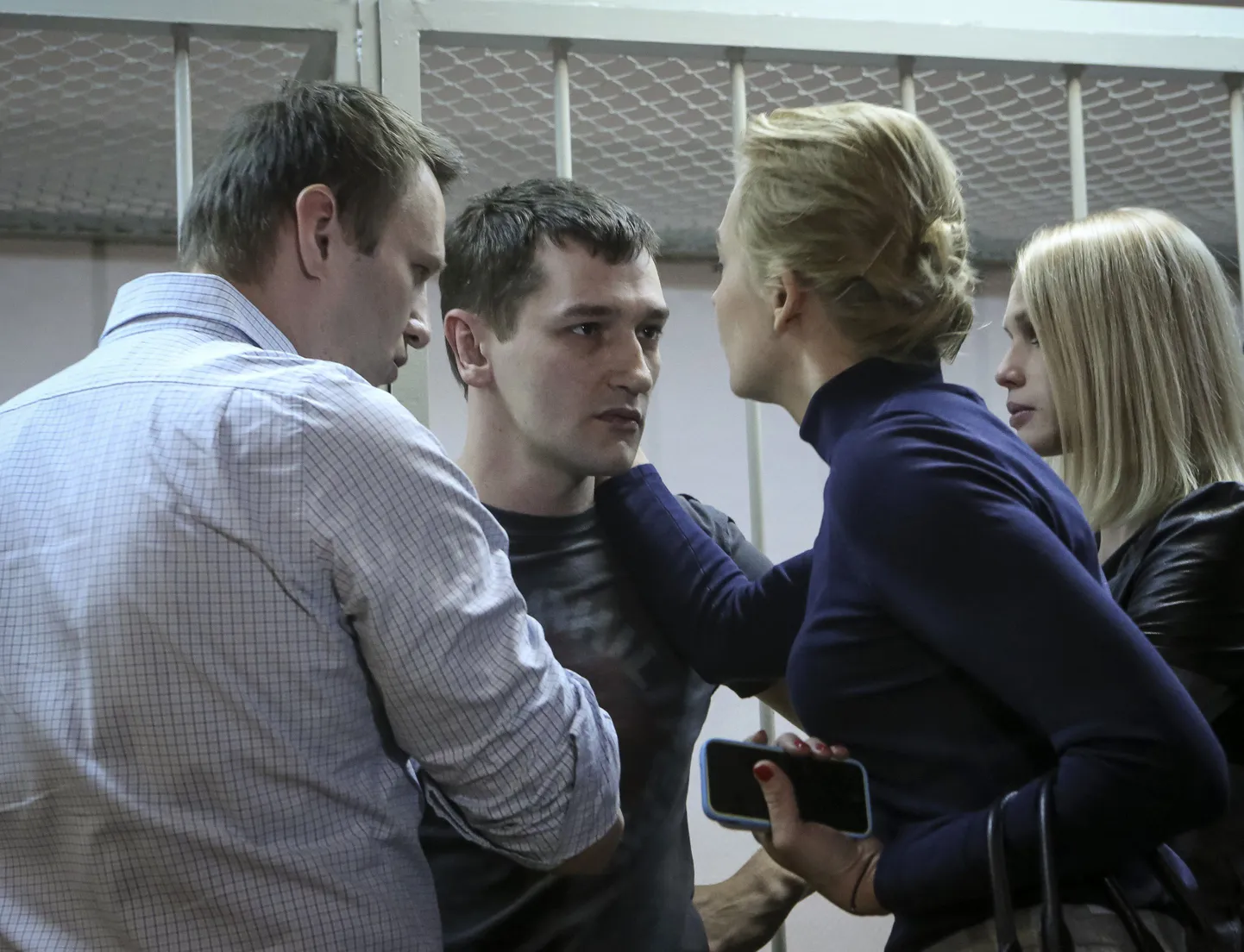 Aleksei Navalnõi, Oleg Navalnõi, esimese abikaasa Julia ja teise abikaasa Viktoria täna pärast kohtuotsuse teatavakstegemist.