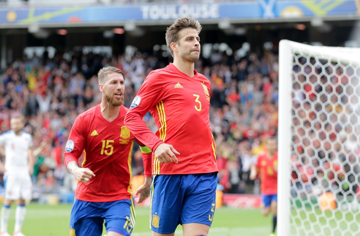 Gerard Pique (esiplaanil) ja Sergio Ramos väravat tähistamas.