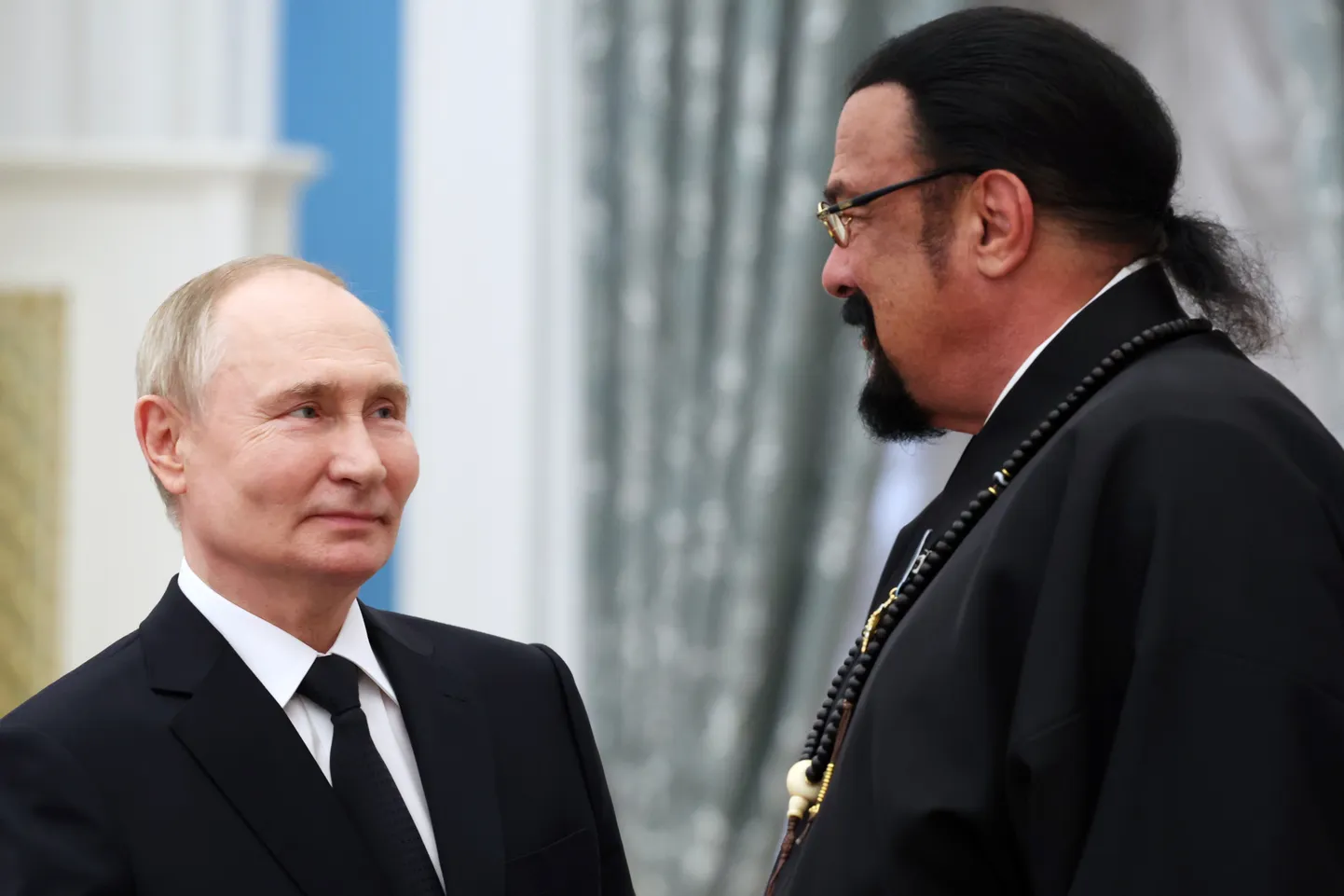 Venemaa president Vladimir Putin andis 30. mail 2024 Kremlis USA näitlejale Steven Seagalile sõpruse medali.