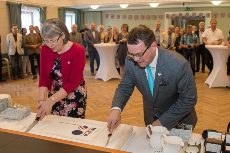 На празднике, прошедшем 10 мая в Вильянди, посол Великобритании Тереза Баббир вместе с мэром города Мадисом Типсоном вместе разрезали торт, посвященный столетию эстонско-британской дружбы.