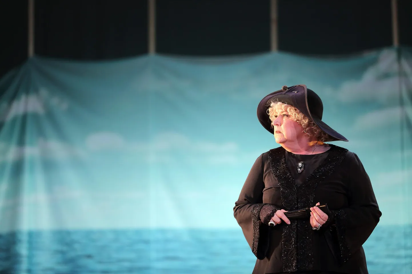 Maria Klenskaja 2014. aastal proua Lopezi rollis Eesti Draamateatri lavastuses «Aiamajas».
FOTO: Siim Vahur