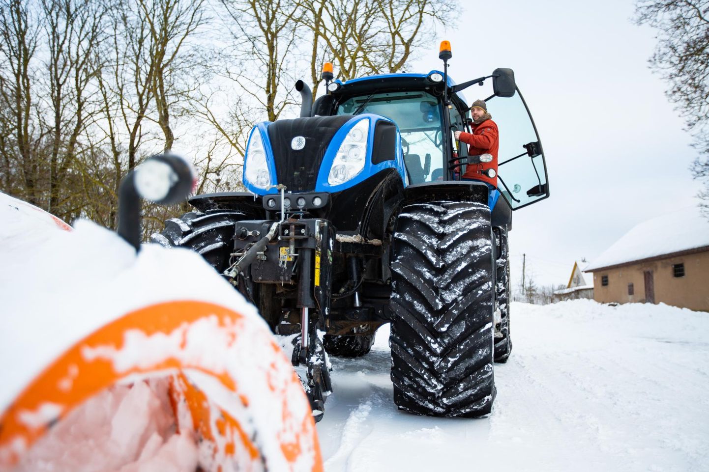 Sahkadega traktorid on kogu Eestis teinud teedel tööd alates varahommikust.