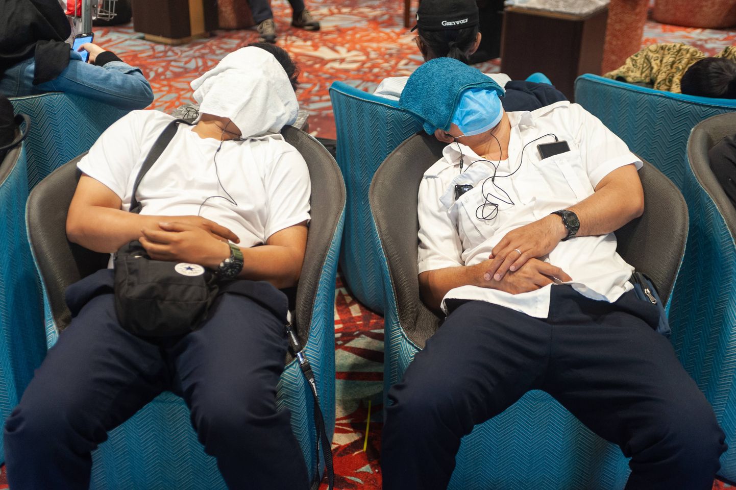 Lennureisijad Singapuris Changi lennujaamas jätkulendu ootamas. Mitme ajavööndi läbimine häirib inimese tavapärast ärkveloleku- ja unerežiimi. Sellest tingitud unehäireid aitab korrigeerida paaril lennujärgsel õhtul unehormoon melatoniini preparaatide kasutamine.