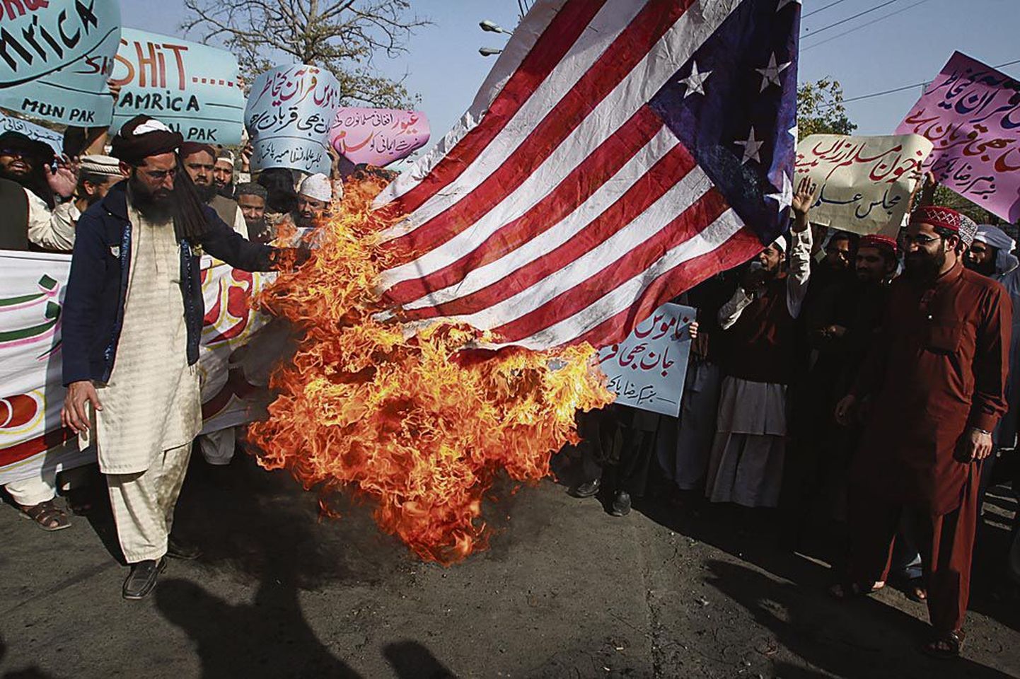 Koraani põletamise eest põlesid USA lipud.