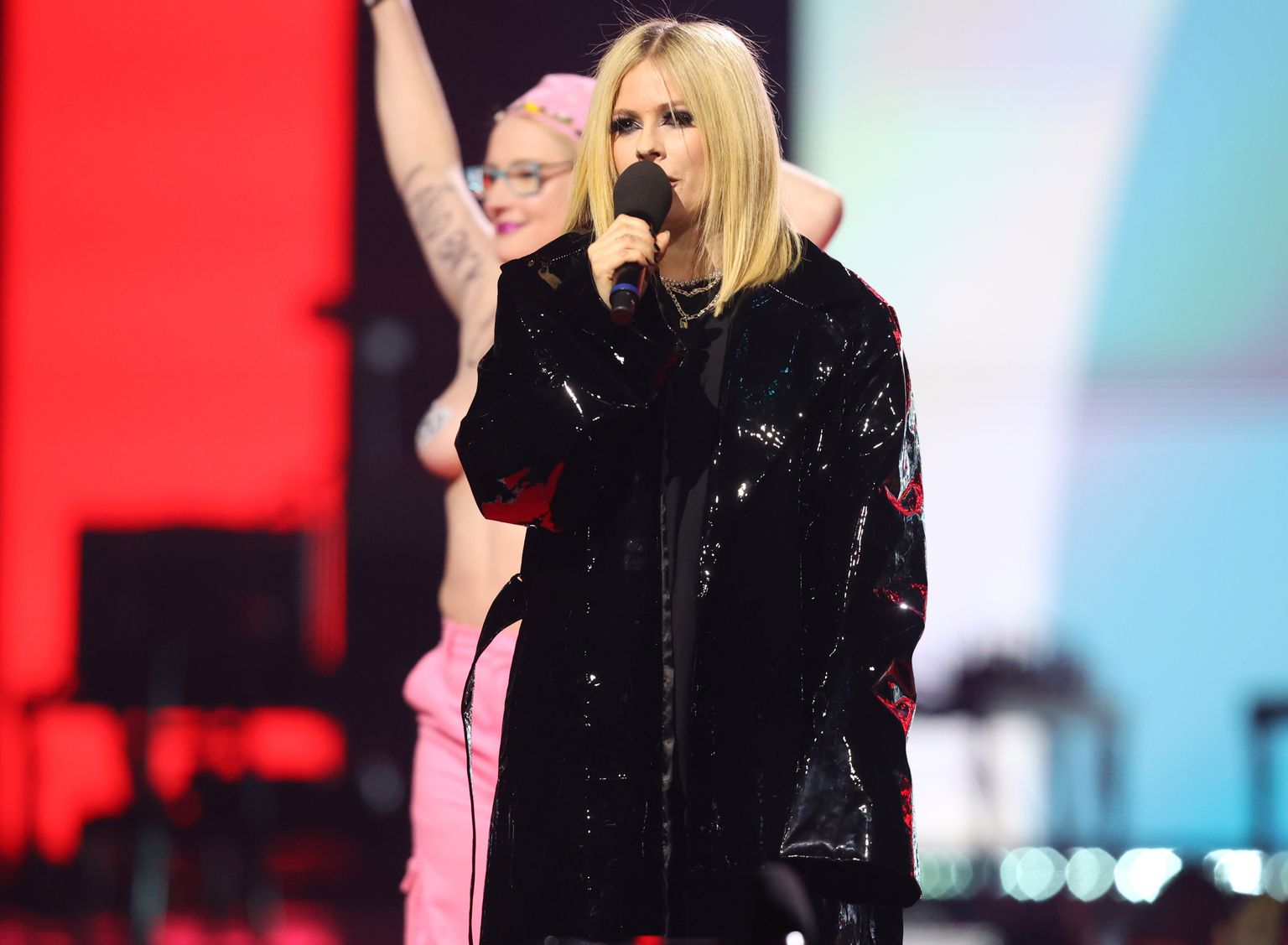 Avril Lavigne 13. märtsil 2023 Juno auhinnagalal, kui lavale tormas poolpaljas protestija.