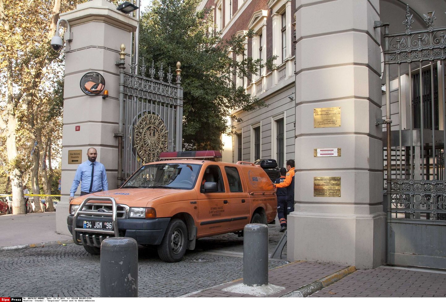 Türgi õnnetuste ja hädaolukordade ameti (AFAD) auto sõidab välja Istanbulis asuva Saksa konsulaadi territooriumilt. Foto on tehtud 24. oktoobril.