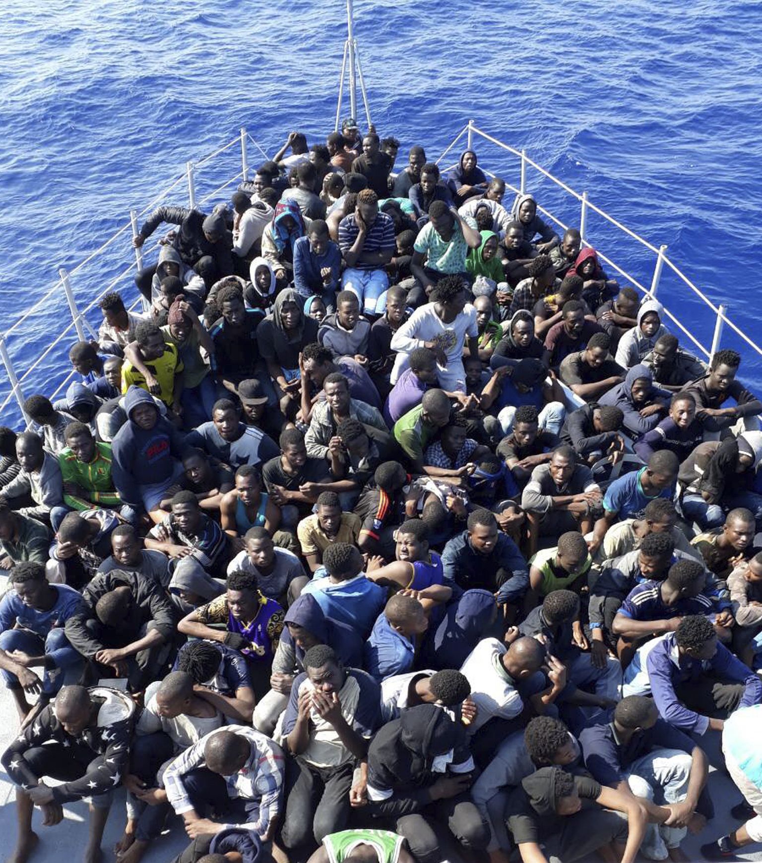Vahemerelt päästetud migrandid.