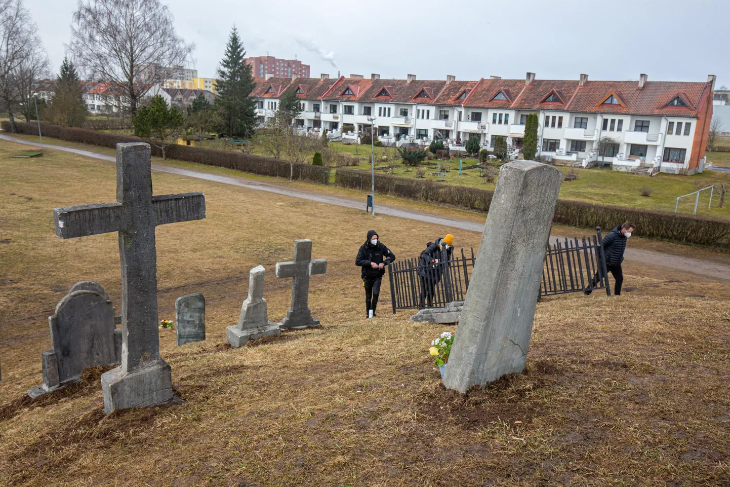 Õudusfilmi "Kaksik" võtetel rajati Huntaugu mäele surnuaed.  