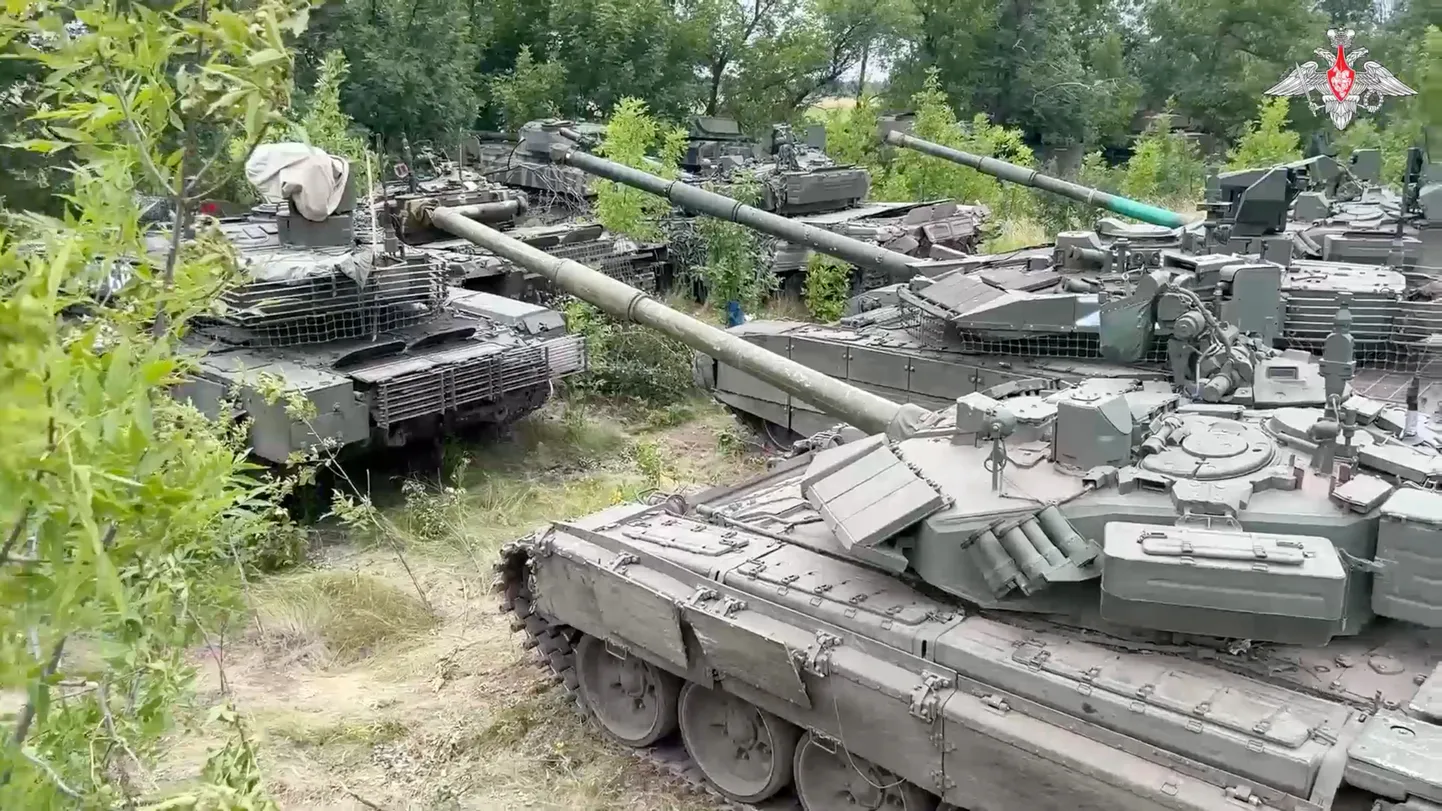 Vene kaitseministeeriumi lekitatud pilt väidetavast üleantud tankidest.