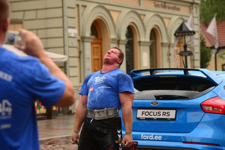 Võitja Jaras Mindaugas 250 kilogrammist Ford Focust tõstmas. / Kristjan Teedema