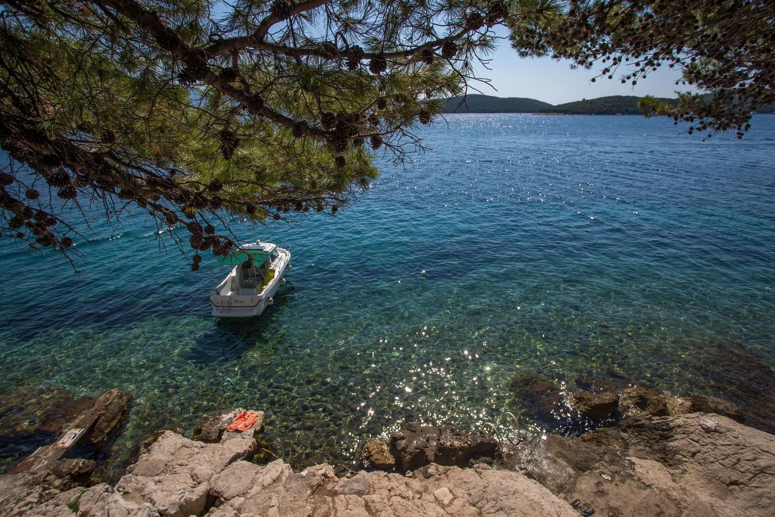 Just selliste tüünete vaadete pärast sõidavad paljud välismaalased Horvaatia Aadria mere ranniku küladesse ja saartele. Tegelikkus kipub aga tihti rahust ja vaikusest kaugel olema, sest üksi veepiiril istumise asemel tuleb rannariba jagada turistide hordidega. Pildil Korčula saar.