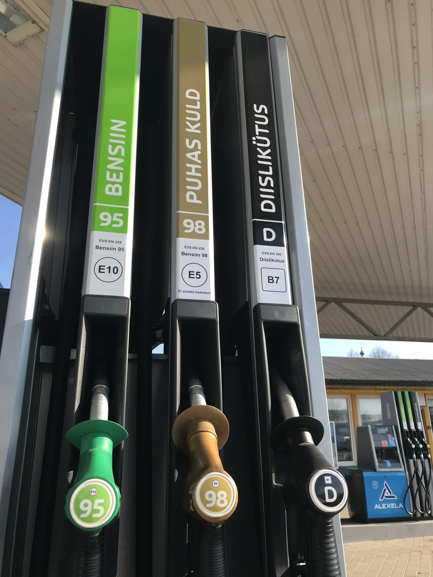 Üha rohkem autojuhte on pärast kütusereformi hakanud eelistama biolisandita bensiini 98.