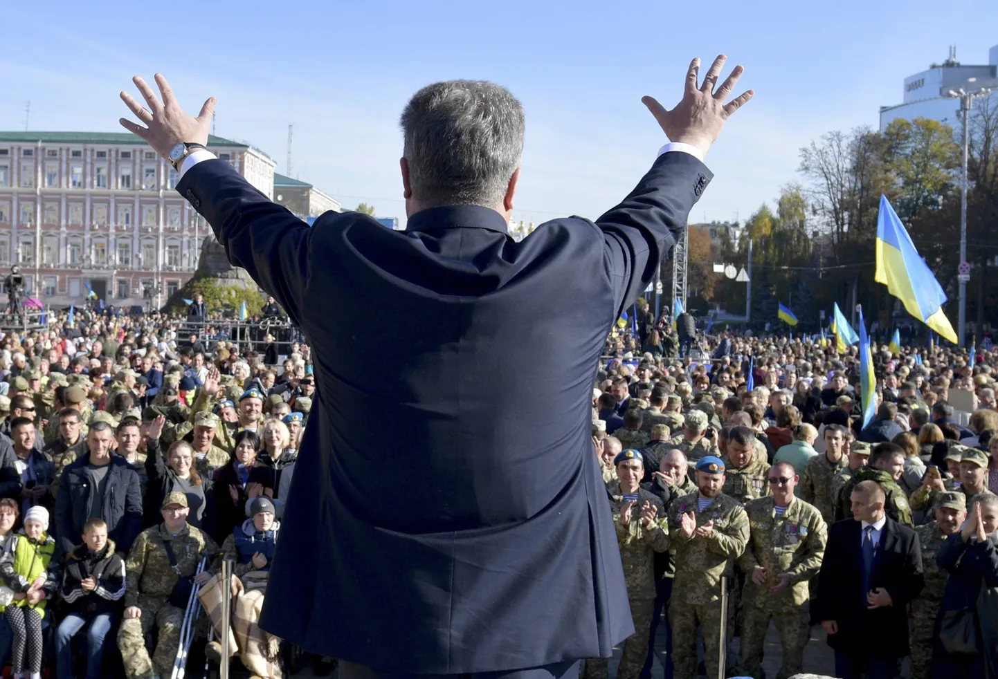 Ukraina president Petro Porošenko Kiievis Sofia väljakul ühispalvusel kõnet pidamas.