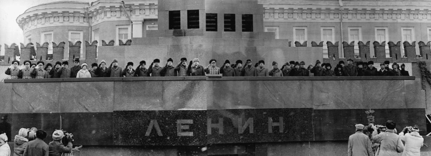Kaks korda aastas – 9. mail ja 7. novembril – upitati kommunistide liidrid tribüünile Lenini surnukeha kohal. See pilt on tehtud 1987. aastal, kui kommunistide korraldatud riigipöördest Venemaal oli möödunud 70 aastat. Pole teada, kas kõik võimutaadid on selle pildi peal õiges järjekorras, sest eelneval päeval peeti pidu ohtra alkoholiga ning vahipataljoni ajateenijatel ei pruukinud nende mehikeste õiges järjekorras tribüünile upitamine õnnestuda.