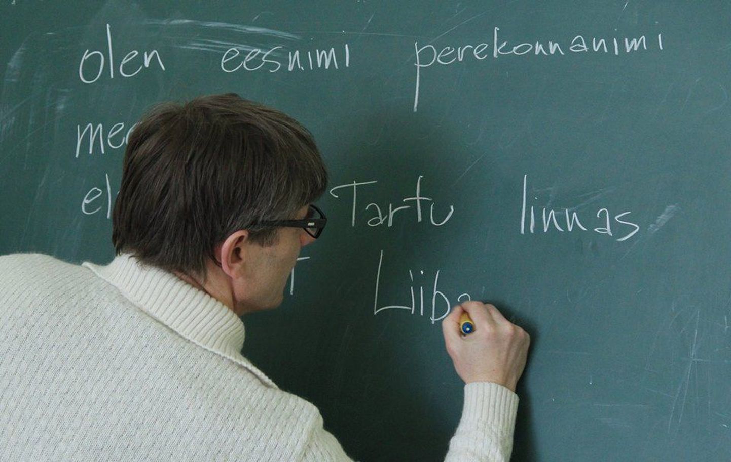Eesti keele harjutus tahvlil.