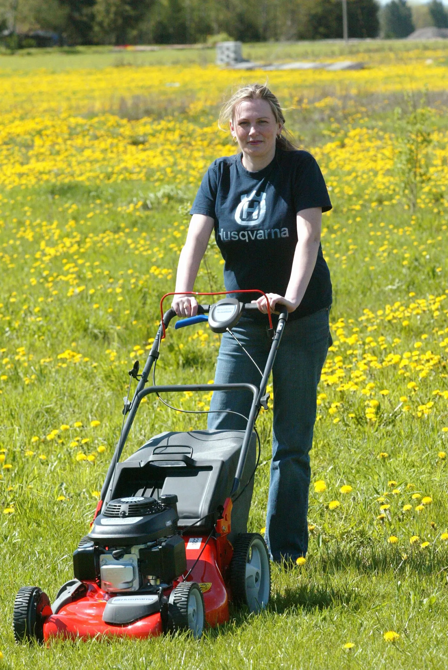Kaupluse Reginett vanemmüüja Katrin Tennosaar (pildil) näitab kolmesüsteemset muruniidukit Husqvarna R53SV.