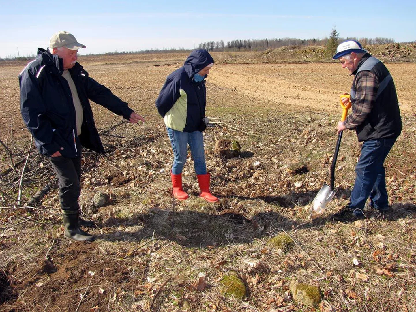 Abja vallavanem Peeter Rahnel (vasakul), muinsuskaitseinspektor Anne Kivi ja Abja muuseumi direktor Rein Mägi tuvastasid paiga, kuhu on maetud Abja parun Friedrich Adolf von Stackelberg.
