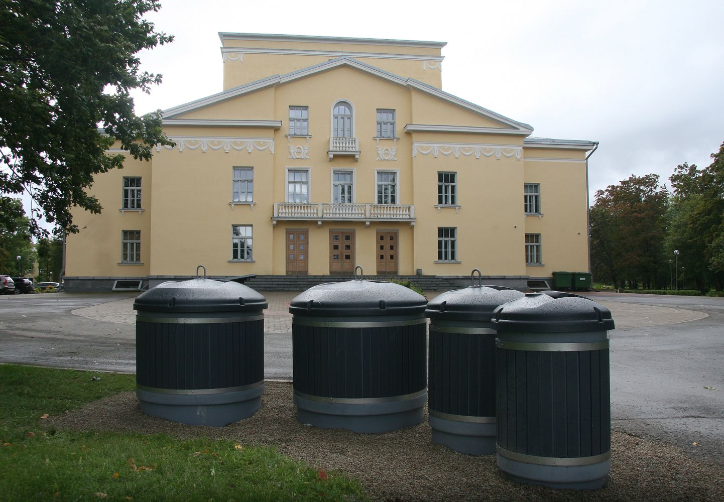 Ühena esimestest paigaldati maa-alused prügikonteinerid Kohtla-Järvel kultuurikeskuse juurde.