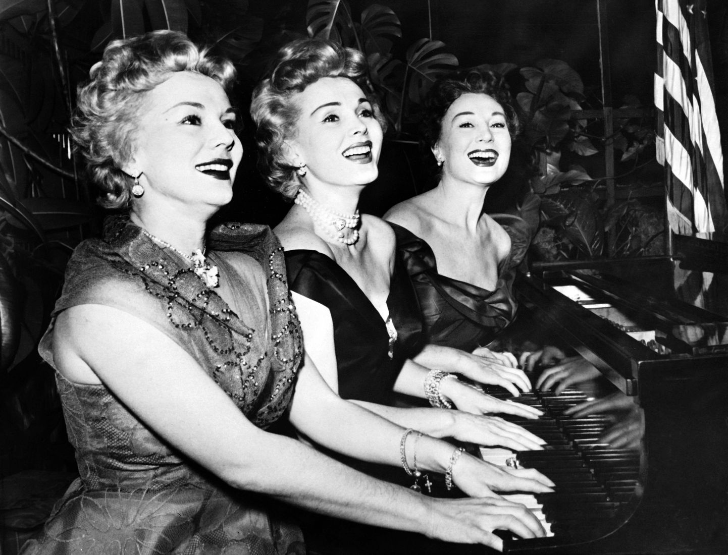 Aastal 1954 tehtud fotol on Zsa Zsa Gabor ning tema õed Eva ja Magda.