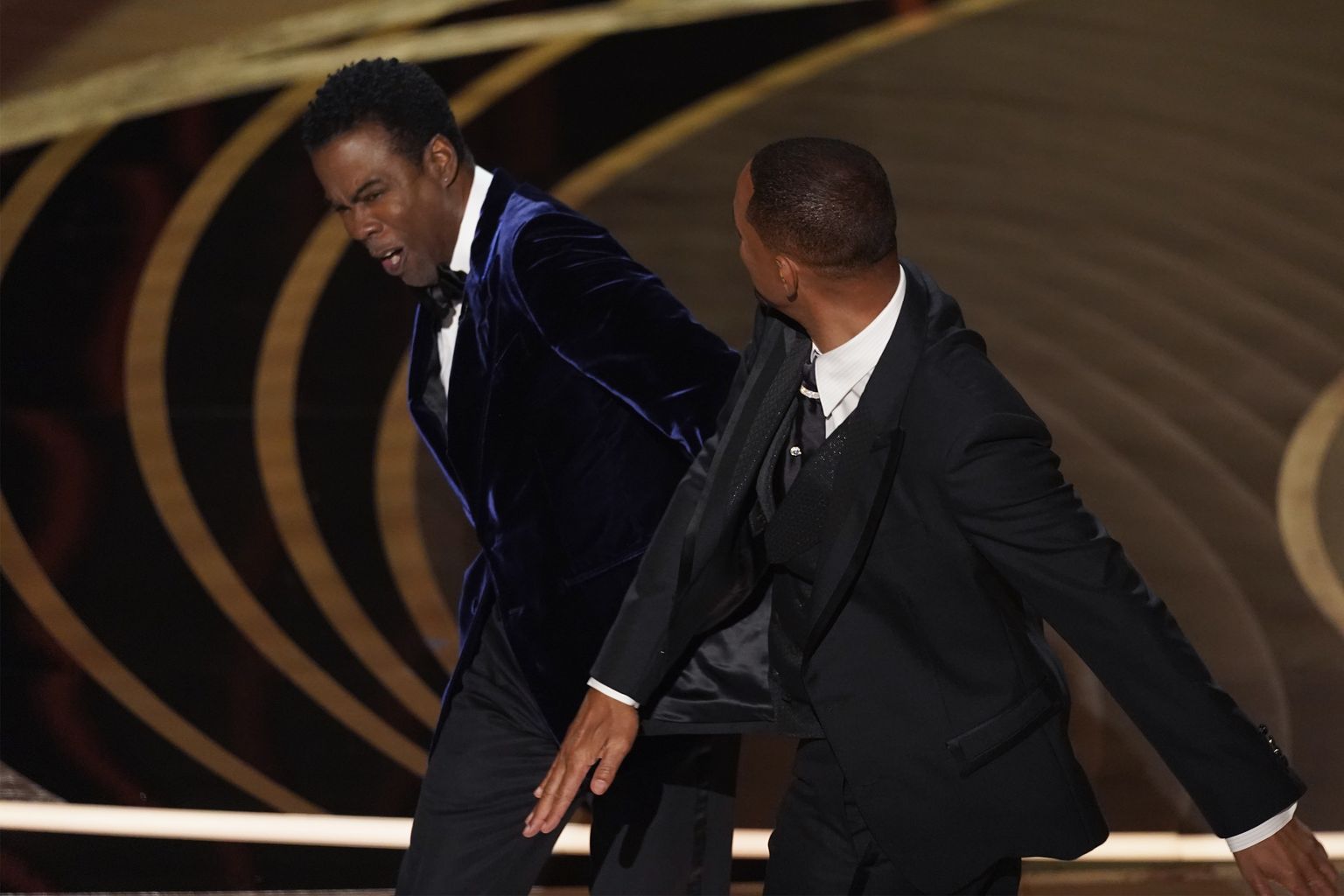 Will Smith (paremal) andis Oscarite otse-eetris Chris Rockile kõrvakiilu.