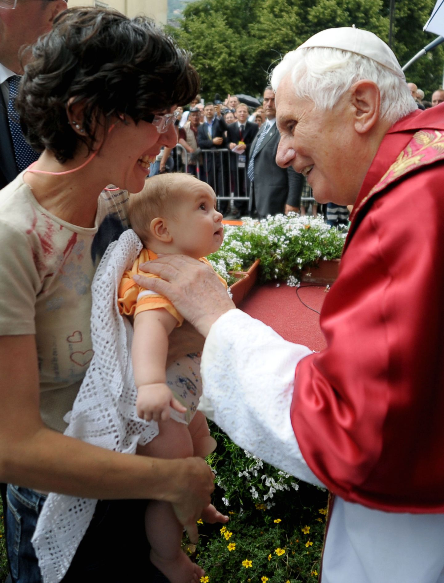 Paavst Benedictus XVI tervitab Aostas itaallannast ema ja tema last.