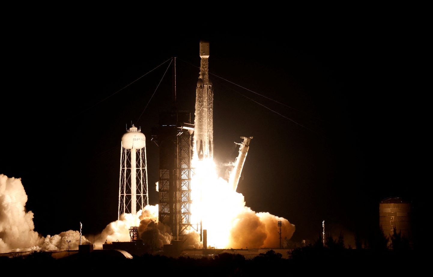 USA sõjaväe salajane kosmoseaparaat X-37B teel kosmose poole SpaceX Falcon Heavy pardal. 28. detsember 2023.