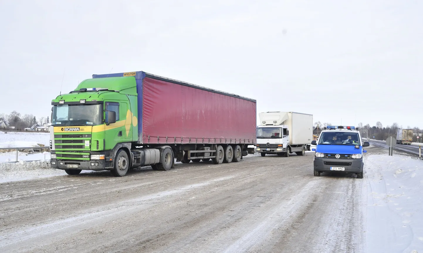 Lõuna prefektuuri liikluspolitseinikud veokijuhte kontrollimas. Politsei sisekontroll uurib kahtlusi, et veoautojuhid teadsid ette, kus kaalubuss parasjagu liikus.