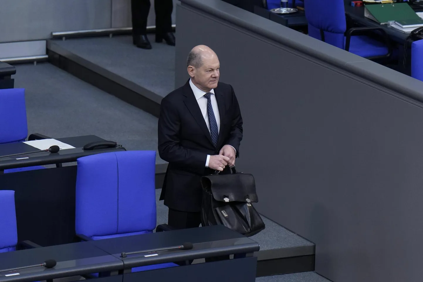 Saksamaa sotsist kantsler Olaf Scholz liidupäeva istungisaalis, kus poliitilised vastased heitsid talle ette riigi rahaasjade puhul vastutusest kõrvale hiilimist.