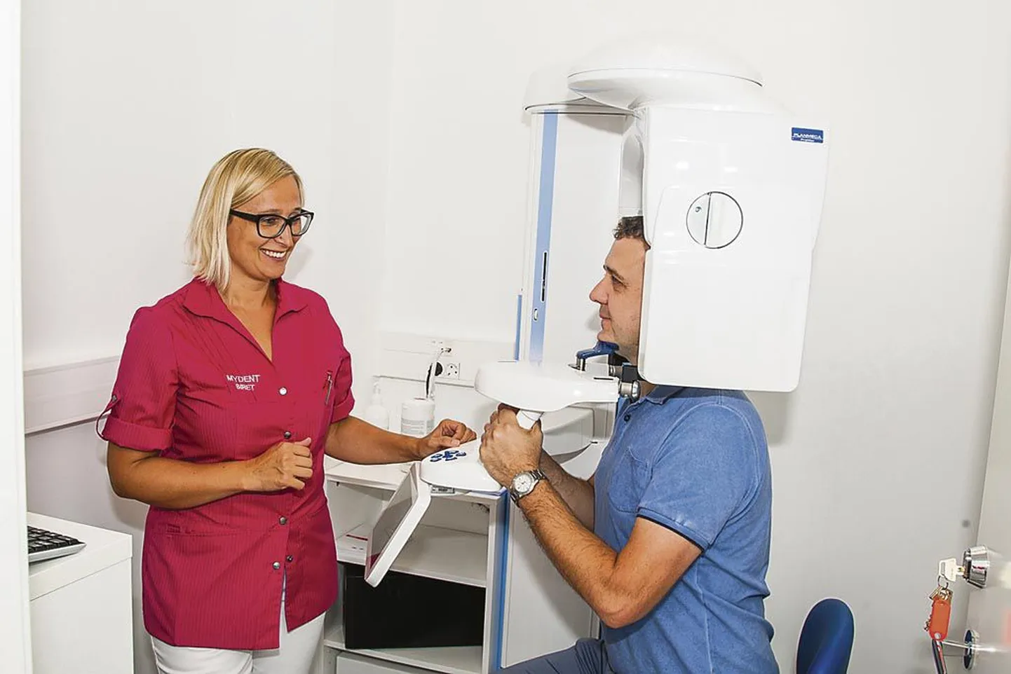 Vastse kliiniku 3D-röntgenisse saavad patsiente suunata kõik Pärnu hambaravikliinikud. Röntgenipildi tegemine uue tehnika abil on inimese jaoks lihtne ja mugav, tutvustas assistent Siret Reidla.