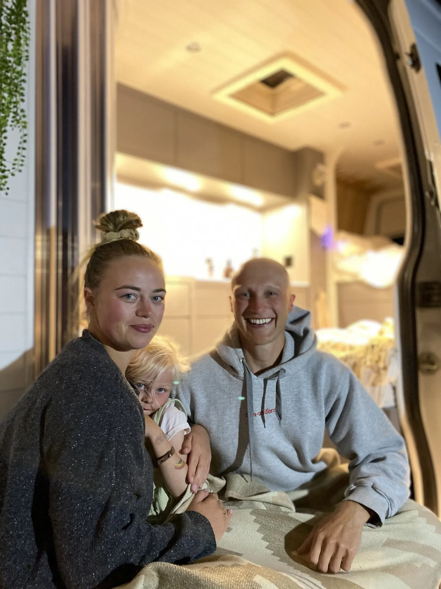 Karavani kolinud noorpere.