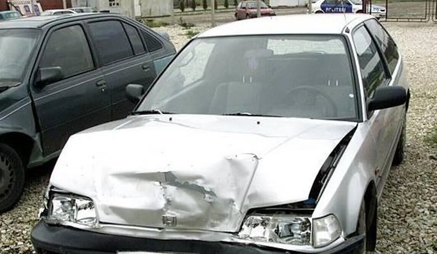Mõlkis sõiduauto.