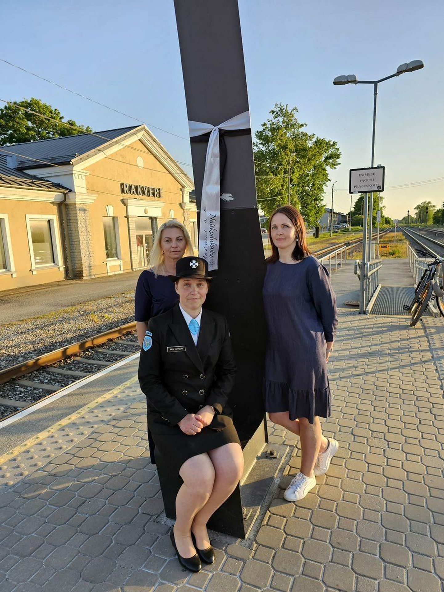 Rakvere jaoskonna naiskodukaitsjad Kairi Laht, Liivika Toming ja Kaja Tammeoks Rakvere raudteejaamas.