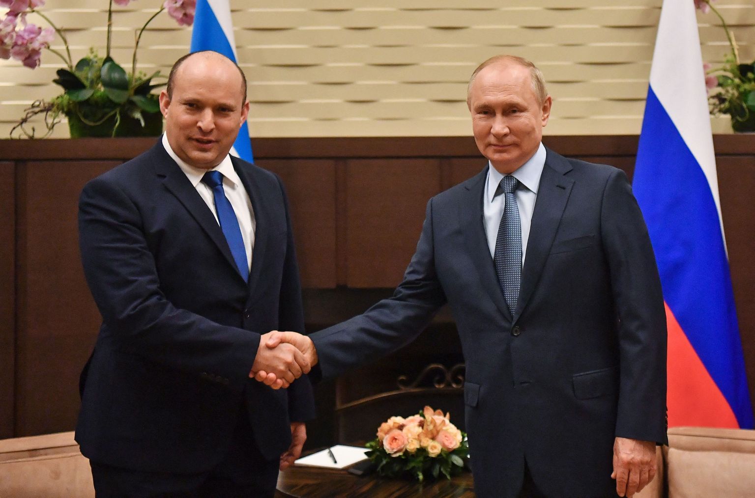 Бывший премьер-министр Израиля Нафтали Беннет и президент России Владимир Путин.