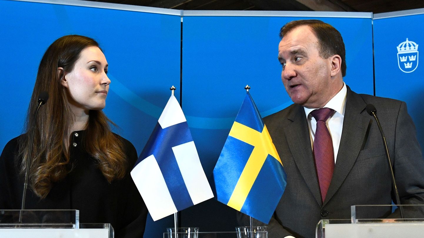Soome peaminister Sanna Marin (vasakul) ja Rootsi peaminister Stefan Löfven täna ühisel pressikonverentsil.