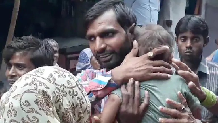 Üheaastasele india poisile jäi pott pähe kinni