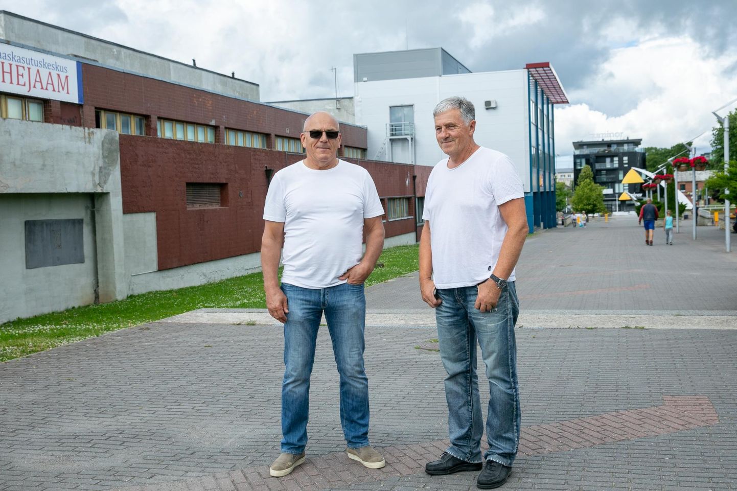 Eile käisid Tsentrumi uus omanik Oleg Gross (vasakul) ja eelmine omanik Jaak Kuusk hoonega põhjalikult tutvumas.