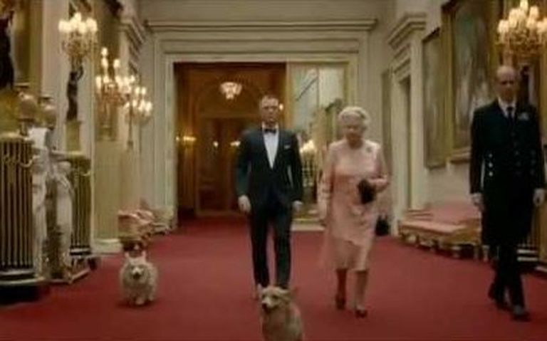 Kuninganna Elizabeth II ja Daniel Craig James Bondina