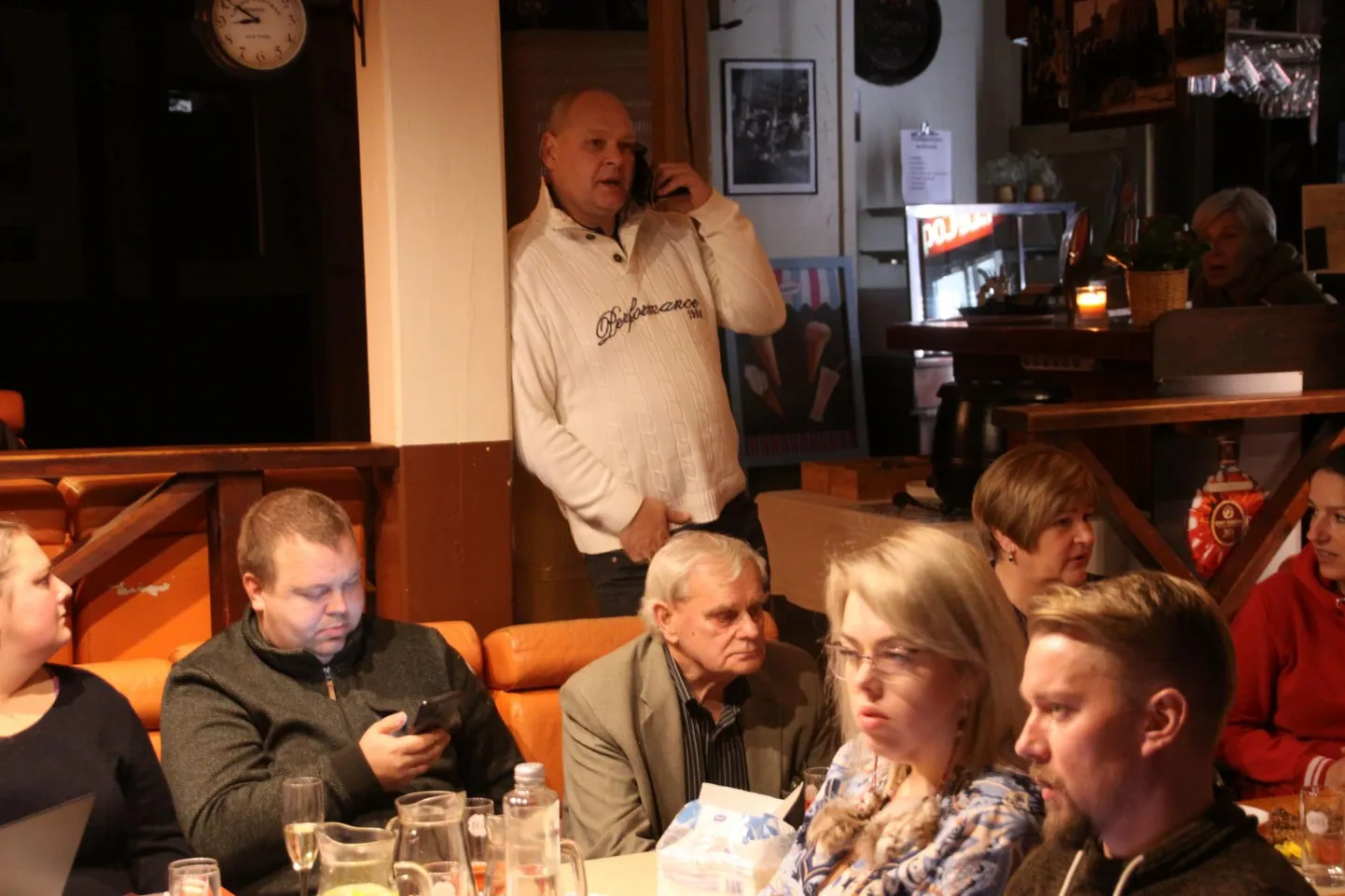Rentnikuna pubi Janune Kägu pidav Alari Teppan (seisab) pole veel otsustanud, kas teeb kevade poole pubi uuesti lahti.