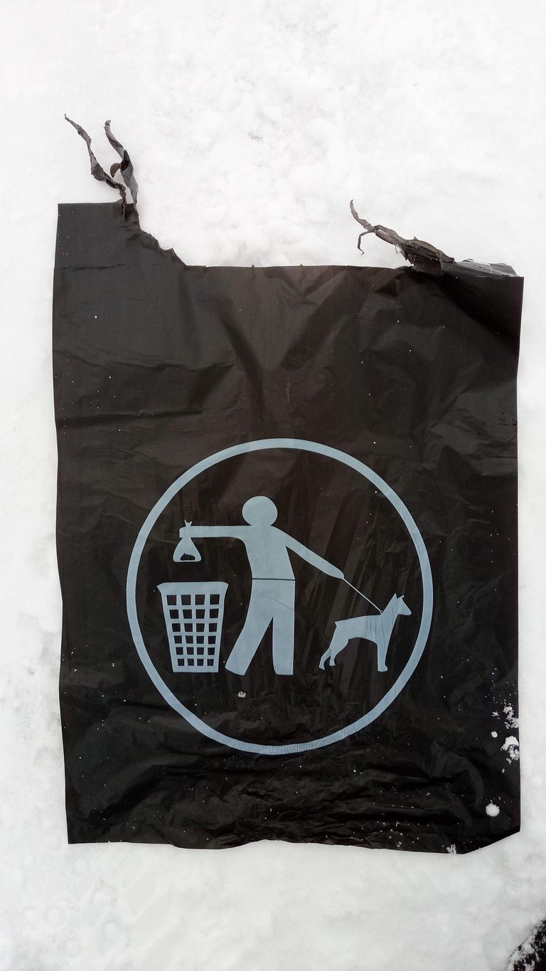 Бесплатный пакетик для собачьих отходов выглядит так, чтобы его было дискомфортно использовать для хранения, например, продуктов.