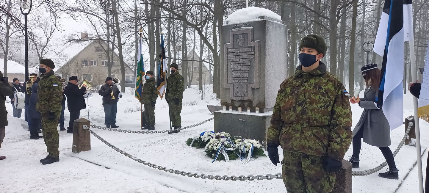 Kohtla-Järvel tähistati Eesti Vabariigi 103. aastapäeva 24. veebruari hommikul  pärgade asetamise tseremooniaga vanaliinnas asuva vabadussõja ausambale.