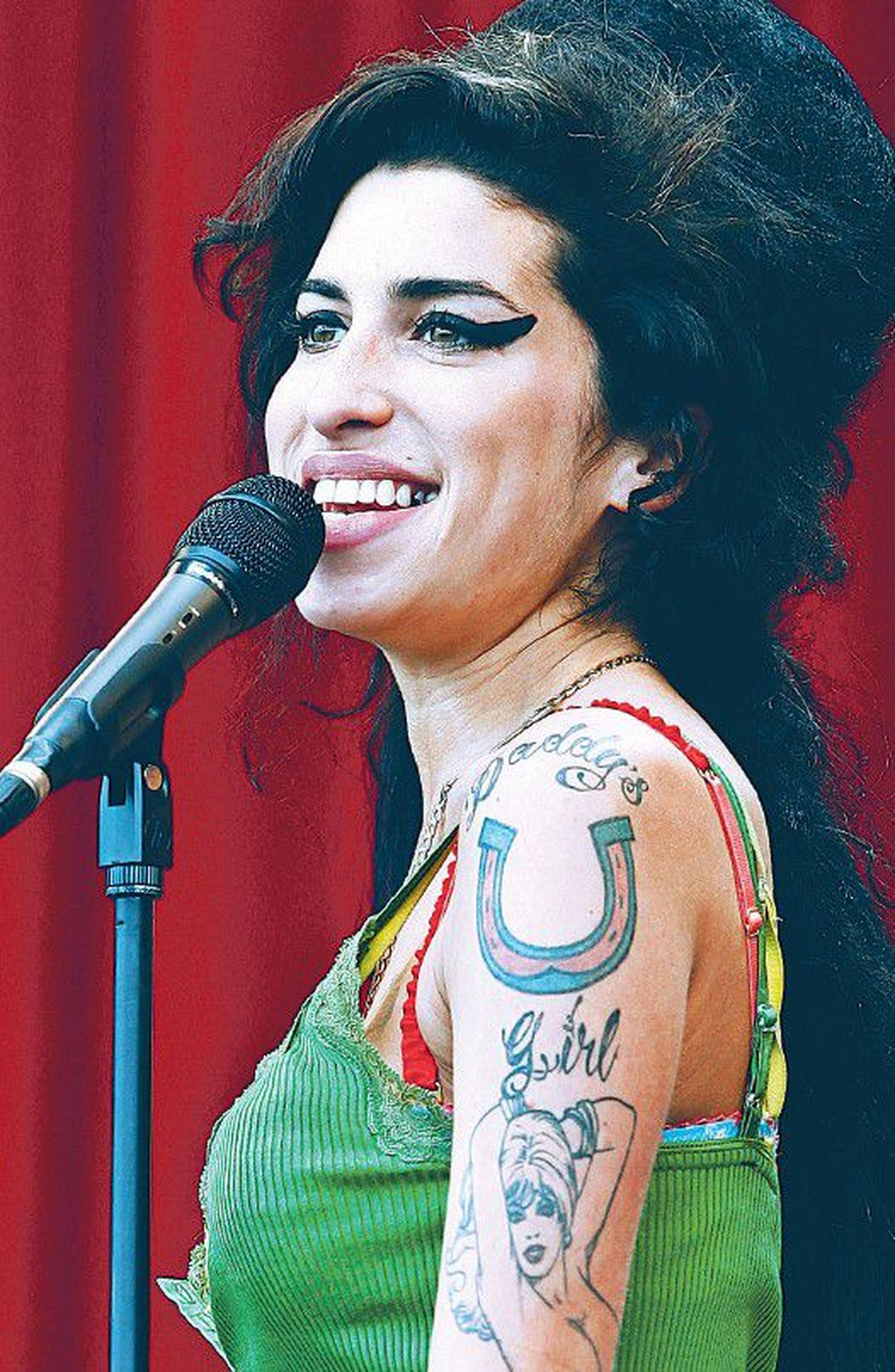 Winehouse kaunistas oma keha ohtrate tätoveeringutega. Vasakul rinnal on taskukujutise kohal sõna «Blake’s», mis viitab eksabikaasale. Pärast lahutust kavatses lauljatar katta selle kujutise mõne suure kaslase pildiga.