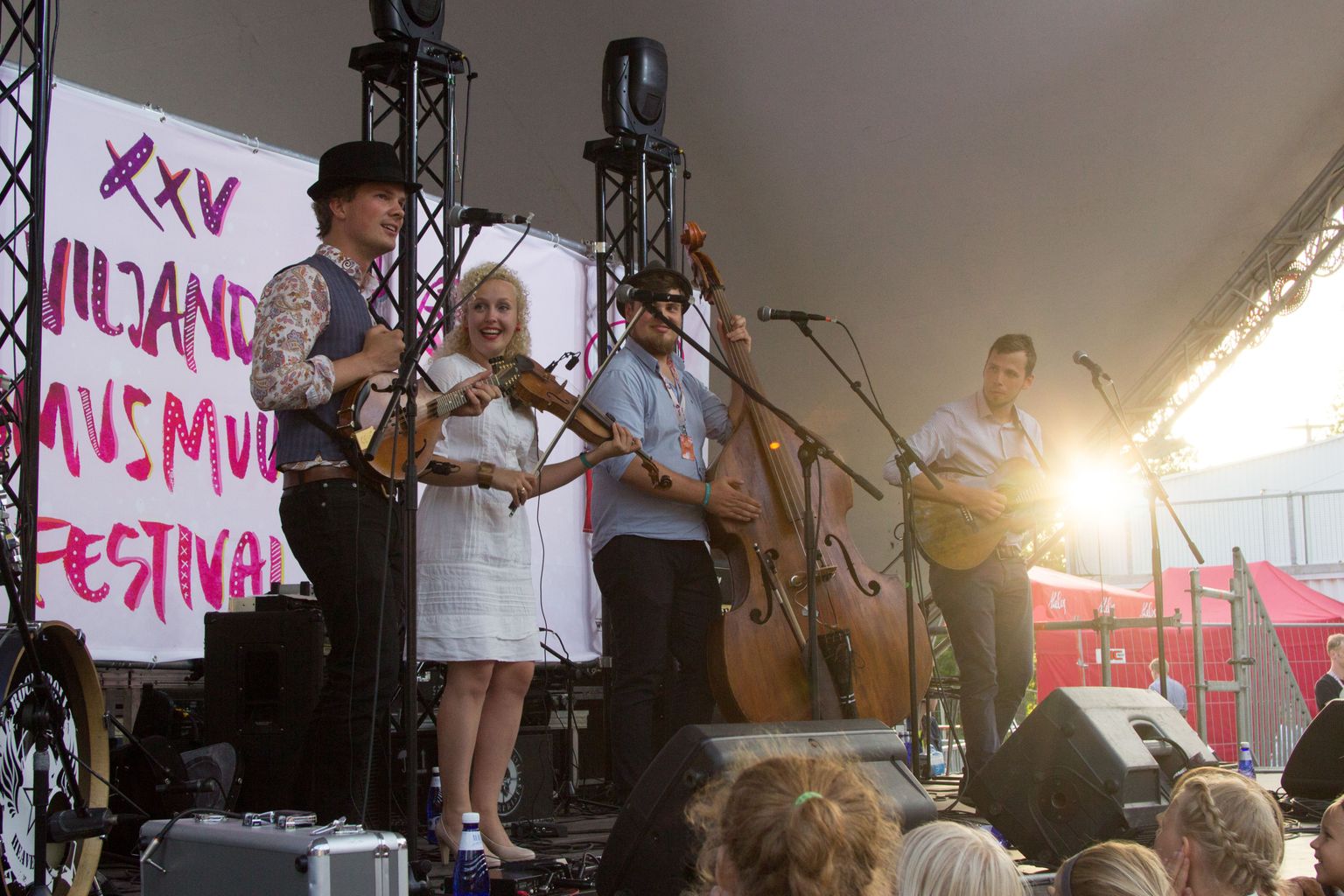 Ansamblis Curly Strings mängivad ja laulavad tartlased Villu Talsi (vasakult) ja Eeva Talsi ning viljandlased Taavet Niller ja Jaan Jaago.