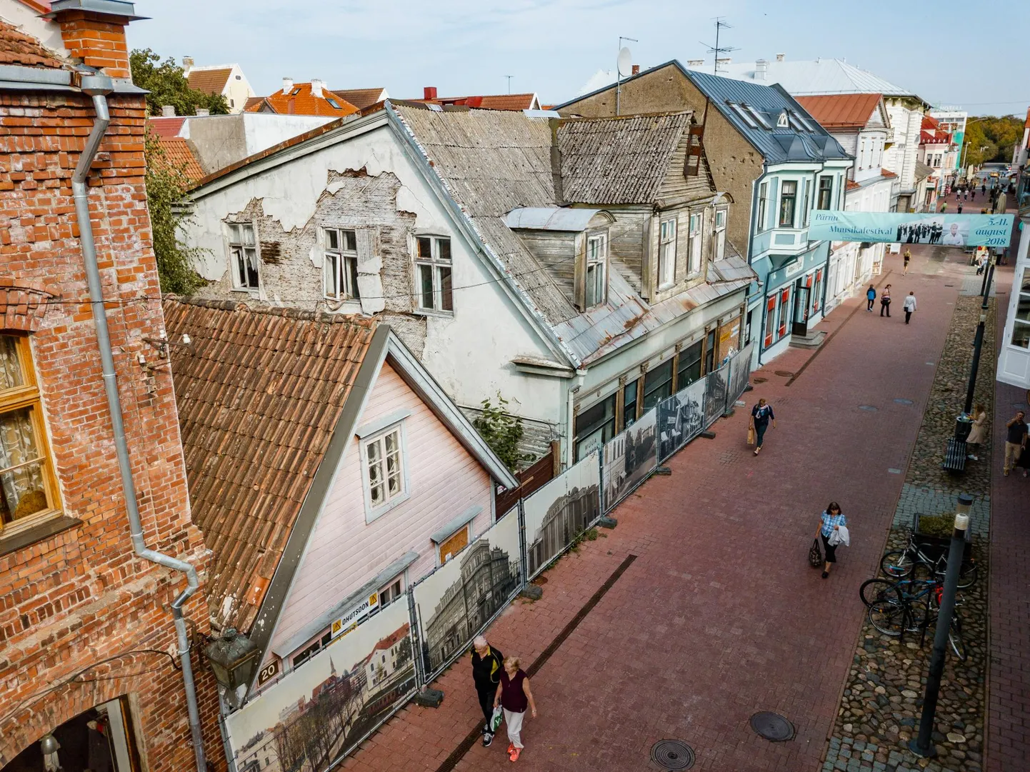 Pärnu Rüütli tänava majad number 20 ja 22 on silma ­riivanud ­aastaid.