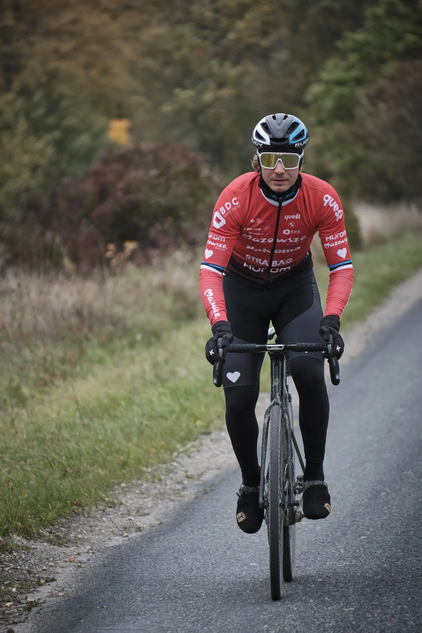 TAHAB VÕITA: Saarlane Mihkel Räim tegi eile kodulähedastel teedel trenni, et laupäeval unikaalse velotuuri võit võtta.