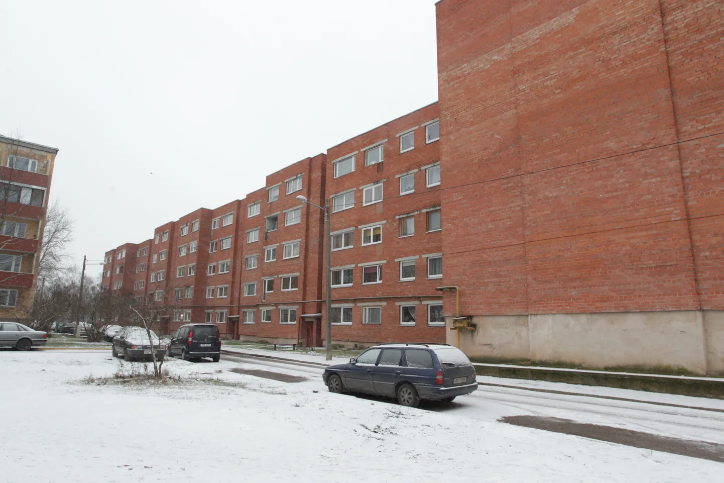 Reede öösel vastu laupäeva leiti põleva auto alt surnukeha ning lähedalasuvas korteris süütas hukkunu sõbranna enda ja lapse.