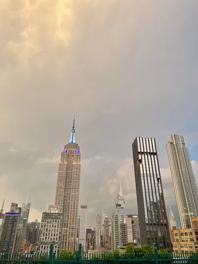 Vaade Manhattanil 102-korruselisele Art Deco stiilis Empire State Building’ule