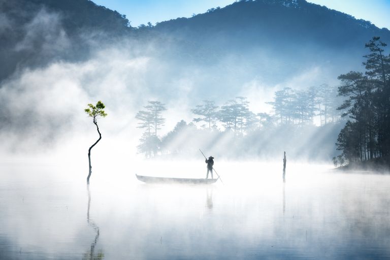 Paadimees Vietnami Tuyen Lami järvel.