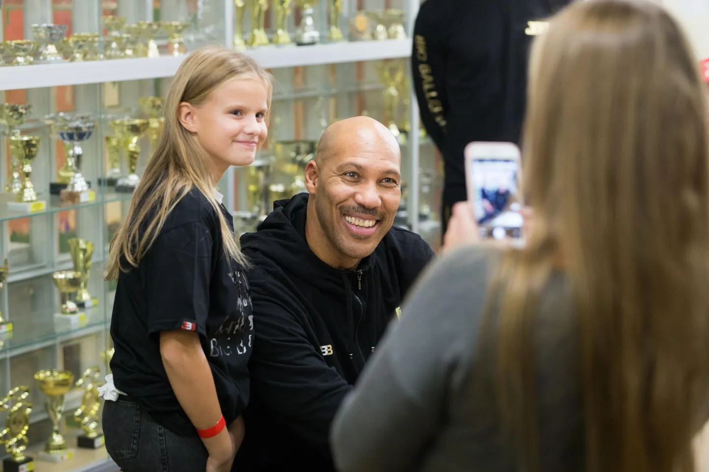 LaVar Ball poseeris heal meelel kõigiga, kes soovi avaldasid.